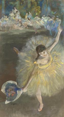 la ballerine est en arabesque, la tête inclinée vers sa droite, et tient un bouquet dans la main droite. 