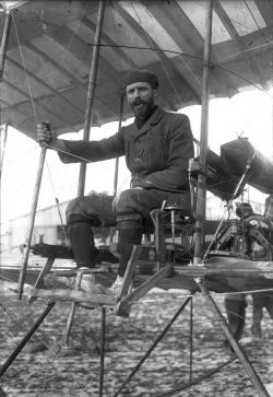 Henri Farman aviateur dans son avion