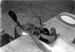Védrines est à bord de son avion, un Morane N de chasse, appareil utilisé dans les premiers temps de la guerre aérienne