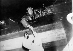 La photographie représente les deux aviateurs à leur arrivée à New York. Dieudonné Costes et Maurice Bellonte avaient réalisé plusieurs raids importants et leur avion, 