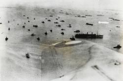 vue aérienne qui indique l’immensité des moyens engagés par les Alliés pour débarquer en Normandie et suggère la puissance des troupes anglo-américaines
