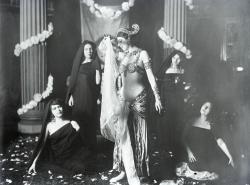 Mata Hari exécutant des danses brahmaniques